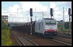 ITL 285 109-5 mit Schttgut fhrt unter einer groen dunklen Wolke durch (NVR-Nummer: 92 80 1285 109-5 D-ITL, gesehen Berlin Schnefeld Flughafen 05.09.2010)