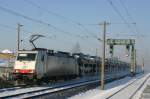 ITL 186 138 fhrt mit einem Autotransport durch Dresden-Dobritz; 04.12.2010