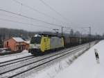 Die ES 64 F4-203 am 04.01.2011 mit einem Erzzug unterwegs bei Vilshofen.