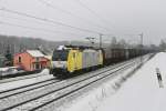 189 203 der ITL mit einem Kokszug am 04.01.2011 bei Vilshofen.