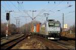 185 548-5 der ITL rollt am 22.2.2012 mit einem Containerzug durch Leipzig-Thekla.