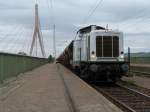 111 001 der ITL zieht ihren Schttgutgterzug am 7.9.12 durch Niederwartha(b.Dresden)