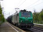 437012 der ITL durchfhrt bei Regen mit ihrem Kesselwagenzug den Haltepunkt Dresden Stetzsch.