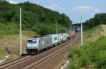 185 562 mit einem Containerzug am 09.07.13 bei Frankfurt Rosengarten.