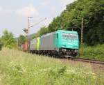 Nettes Doppel: ITL 185 611-1 mit der Captrain Wagenlok 185 532-9 und Containerzug in Fahrtrichtung Sden.