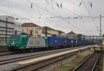 Am 23.November 2013 durchfuhr R4C/ITL 185 506 mit einem Unit45-Containerzug den Regensburger Hbf in Richtung Nrnberg.