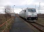 Direkt am Bahnsteig am ehemaligen Haltepunkt Mukran-West stand die ITL 185 562 am 08.Dezember 2014.