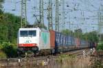 186 142 von ITL zieht am 17/08/2009 einen langen Containerzug durch Köln-Gremberg.