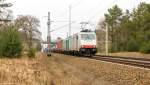 185 578-2 ITL - Eisenbahngesellschaft mbH mit der Wagenlok 5270 005-9 und einem Containerzug bei Friesack und fuhr weiter in Richtung Nauen.