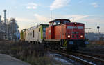 106 004 alias 346 738 der ITL schleppte 285 111 und 293 900 am 04.12.16 aus dem Gelände der Regiobahn Bitterfeld hinaus.