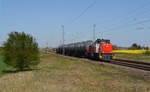 275 027 der RBB schleppte am 21.04.20 einen kurzen Kesselwagenzug durch Gräfenhainichen Richtung Bitterfeld.