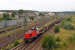 275 027 der RBB verlässt mit einigen leeren Containertragwagen am 30.08.20 den Bitterfelder Bahnhof Richtung Wittenberg.