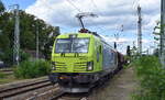 RBB - Regiobahn Bitterfeld Berlin GmbH, Bitterfeld-Wolfen [D] mit der ATLU Vectron Dual Lok  248 038  [NVR-Nummer: 90 80 2248 038-2 D-RBB] und einem Güterzug mit Schüttgutwagen mit Schwenkdach am 05.08.24 Durchfahrt Bahnhof Ruhland.