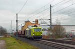 248 038 der RBB rollte am 10.12.24 mit einem kurzen Silozug durch Landsberg seinem Ziel Bitterfeld entgegen. 