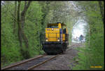 TWE Lok 144 der Teutoburger Wald Eisenbahn hat soeben den Bahnhof Bad Laer verlassen und fährt hier am 15.4.2005 solo zurück nach Lengerich in Westfalen.