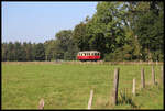 Captrain feierte am 21.09.2024 den 125 Jahrestag des TWE Standortes Gütersloh. 125 Jahre Teutoburger Wald Eisenbahn waren daher der Anlaß für eine kleine Fahrzeugschau im TWE Bahnhof Gütersloh und Pendelfahrten im Personenverkehr zwischen Gütersloh und Marienfeld. Dafür wurde eigens der TWE VT 03, den sonst Eisenbahntradition nutzt, eingesetzt. Hier ist der Triebwagen um 12.36 Uhr kurz vor dem Wendepunkt Marienfeld in der Bauernschaft Oester unterwegs.