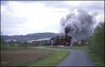 Mit mächtigen Auspuffschlägen geht 41360 am 28.4.1990 bei Ibbenbüren in die Steigung der TWE Strecke hinauf nach Brochterbeck. 41360 war an diesem Tag mit einem Sonderzug auf der Teutoburger Wald Eisenbahn zu Gast.