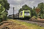 Captrain 185532 hatte am 16.7.2023 den Kokszug am Haken, als der Zug um 12.46 Uhr den Ortsrand von Hasbergen in Richtung Osnabrück fahrend erreichte.