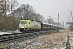 Captrain mit inkognito Nummer fährt hier bei Schneetreiben am 6.1.2023 um 10.07 Uhr mit dem Kohlependel durch Natrup - Hagen in Richtung Ruhrgebiet.