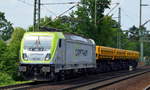 Captrain  187 013  [NVR-Number: 91 80 6187 013-8 D-CTD] und drei tschechischen Schüttgutkippwagen am 30.05.18 Dresden-Strehlen.