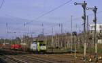 Am frühen Abend des 17.03.2020 wartet Captrain-185 550-1 in Düsseldorf-Rath auf die Ausfahrt