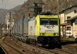 Captrain 186 151 mit einem Taschenwagenzug bei der Durchfahrt in Bahnhof Kaub am 13.03.2022