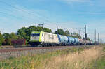 Mit einem Kesselwagenzug am Haken rollt 185 598 der Captrain am 05.10.22 durch Braschwitz Richtung Halle(S).