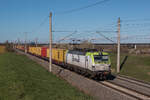 Mit dem hellen Grün passt 193 785-3 von Captrain perfekt zum Frühling. Die Lok ist mit ihrem Containerzug am 04.04.2023 auf der KBS 310 in Richtung Magdeburg unterwegs. Im Hintergrund ist die knapp 500 Meter lange Brücke der A14 über das Tal der Schrote zusehen. 