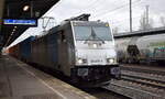 Captrain Deutschland GmbH, Dortmund [D] mit der Railpool Lok   186 458-6  [NVR-Nummer: 91 80 6186 458-6 D-Rpool] und einem Containerzug am 20.12.23 Durchfahrt Bahnhof Schönefeld (bei Berlin).