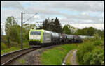 Die TRAXX Captrain 185 548-5 schleicht am 20.04.2024 durch die von nur wenigen Zügen befahrene Höfleiner Kurve zwischen Höflein und Hallstadt nördlich von Bamberg.