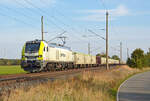 159 105 der Captrain schleppte am 20.10.24 einen mit Kies beladenen Hochbordwagenzug durch Wittenberg-Labetz Richtung Dessau.