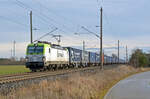 Mit einem Shavemaker-Containerzug am Haken rollte der Captrain-Vectron 193 784 am 26.01.25 durch Wittenberg-Labetz Richtung Dessau.