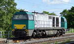 Cargo Logistik Rail-Service mit ihrer MaK G 2000 BB  272 204-9  (NVR.:  92 80 1272 204-9 D-CLR ) am 08.06.22 Durchfahrt Bf.