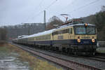 Die 1142 704 der Centralbahn GmbH durchfährt am 21.12.2018 bei strömendem Regen mit ihrem Leerreisezug von Mönchengladbach nach Bad Nauheim Brachbach in Richtung Siegen.