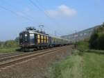 Re 4/4 I Nummer 10008 zieht ein Sonderzug nach Mnchen zum Oktoberfest durchs Maintal.27.09.08