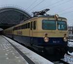 Was will die  Österreicherin  hier in Dresden Hbf?? Eine geborgte 1042 520 der Bauart Bo`Bo`soll den Fanzug der hiesigen Eishockeymannschaft  Dresdner Eislöwen  nach Frankfurt/Main zum