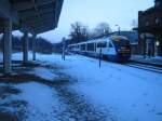 hier nochmal ein Bild der LausitzBahn 84919 nach Zittau nur diesmal in Spremberg. Ich durfte nach freundlichen Fragen einmal mit fahren im Fhrerstand,es ist schon sehr enge da drin.Ich fragt ihn,ob imm diese Triebwagen gefallen bzw liegen? Er sagte kurz und knapp: Ich bin Lokfhrer,kein Busfahrer! PS: man hat wirklich da drin das Gefhl als ist man in einem Bus!

fotografiert vom Gleis 2 aus und im Vordergrund sieht man die LB und ein Teil des Spremberger Bahnhofes,ziehmlich verschneit!