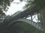 Triebzug am 08.07.2003 auf der zweiten Neisebrcke im Neisetal zwischen Hirschfelde und Krzewina Zgorzelecka. Hier macht die Neise eine Schleife, die Bahn  krzt ab  und fhrt weniger als einen Kilometer ber deutsche Gebiet.