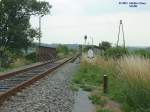 Vierte Neisebrcke zwischen Krzewina Zgorzelecka und Hagenwerder am 09.07.2003, rechts neben dem polnischen Bahnwrterhaus ist ein polnischer Grenzpfal (rot-wei) zu erkennen, von hier bleibt die Lausitzbahn bis Cottbus in Deutschland. 