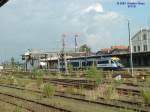 Triebzug der Lausitzbahn am 09.07.2003 in Zittau. Im Vordergrund der  Gterbahnhof  Zittau, fr jeden Eisenbahnfreund ein trauriges Bild. Statt Gterwagen haben sich jetzt Hasen hier einquatiert, bei dieser Aufnahme habe ich einen hochgescheucht. Es ist sicher nur noch eine Frage der Zeit, bis die Gleise  zurck gebaut  werden!