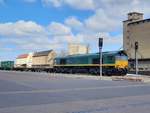 CTHS PB 19 (92 80 1266 023-1 D-BRLL) whrend der Beladung ihrer Gterwagen, am 07.04.2021 im Saalehafen in Halle-Trotha.