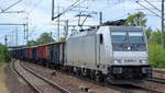 CTL Logistics GmbH mit der akiem Lok   186 261-4  [NVR-Nummer: 91 80 6186 261-4 D-AKIEM] und einem Ganzzug offener Güterwagen am 15.08.19 Bahnhof Flughafen Berlin Schönefeld.