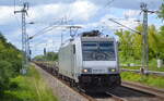 CTL Logistics GmbH, Berlin [D] mit der Akiem Lok  186 267-1  [NVR-Numer: 91 80 6186 267-1 D-AKIEM] und einem Ganzzug leerer Containertragwagen am 30.05.22 Durchfahrt Bf.