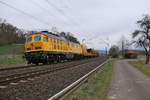 Der Tiger der DB Bahnbau, 233 493-6, kam am 28.03.2016 mit Bauzug in Fahrtrichtung Süden durch Wehretal-Reichensachsen.