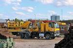 DB Bahnbaugruppe Mercedes Benz Arocs Zweiwegehubwagen am 08.06.19 in Hanau über den Zaun fotografiert