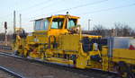 DB Bahnbau Gruppe mit der Schotterplaniermaschine vom Typ Deutsche Plasser SSP 110 SW (D-DB 99 80 9425 079-7) SSP 303 Name:  Harzer Roller  am 10.12.19 Durchfahrt Bf.