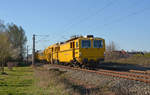 Zusammen mit einem Schotterpflug sowie zwei Begleitwagen kam diese Stopfmaschine der Bahnbaugruppe am 22.03.20 in Greppin zum stehen.