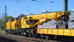 DB Bahnbau Gruppe mit dem Gleisbaukran vom Typ KIROW KRC 810 T (EDK 852) Nr.:99 80 9319 001-0 D-DB Schutzwagen Nr.: D-DB 99 80 9320 021-5  am Haken von Lok 8 (NVR.: 92 80 1293 010-5 D-DB) am 22.04.20