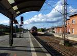 DB Bahnbau Gruppe 232 223-8 ( 9280 1232 223-8 D-DB ) mit einem Ganzzug Schienentransportwagen auf der Durchfahrt in Lübben am 7.9.2020