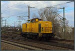 293 008-9 der DB Bahnbau Gruppe passiert am 27.02.2022 den Abzw.